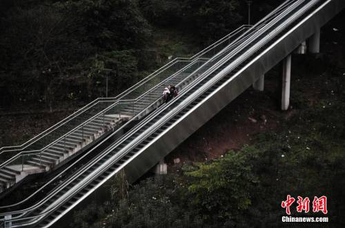 重慶土坡上建自動(dòng)扶梯 便于市民出行