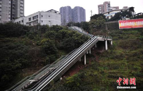 重慶土坡上建自動(dòng)扶梯 便于市民出行