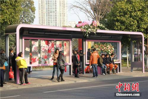 寧波“最浪漫”公交車站亮相街頭 寧波“最浪漫”公交車站亮相街頭