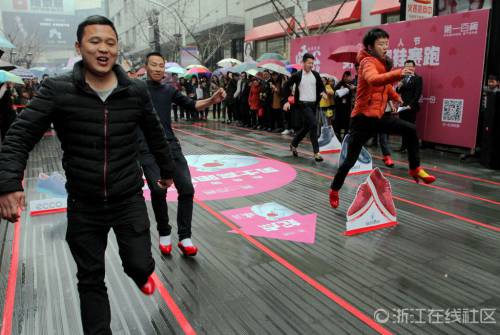 猛男穿高跟鞋賽跑 千姿百態(tài) 猛男穿高跟鞋賽跑 千姿百態(tài)