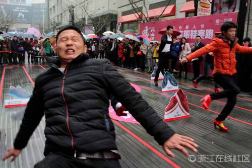 猛男穿高跟鞋賽跑 千姿百態(tài) 猛男穿高跟鞋賽跑 千姿百態(tài)