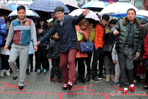 猛男穿高跟鞋賽跑 千姿百態(tài) 猛男穿高跟鞋賽跑 千姿百態(tài)