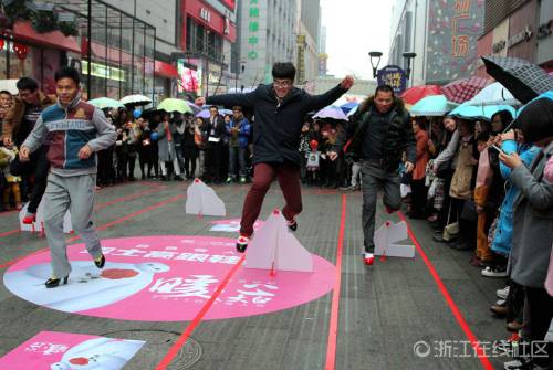 猛男穿高跟鞋賽跑 千姿百態(tài) 猛男穿高跟鞋賽跑 千姿百態(tài)
