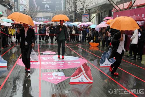 猛男穿高跟鞋賽跑 千姿百態(tài) 猛男穿高跟鞋賽跑 千姿百態(tài)