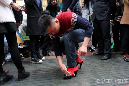 猛男穿高跟鞋賽跑 千姿百態(tài) 猛男穿高跟鞋賽跑 千姿百態(tài)
