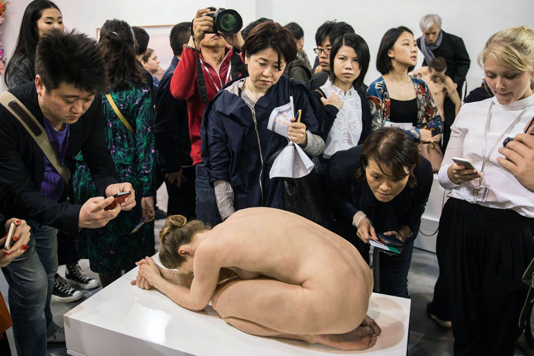 香港數(shù)百人與逼真裸女雕像自拍 香港數(shù)百人與逼真裸女雕像自拍