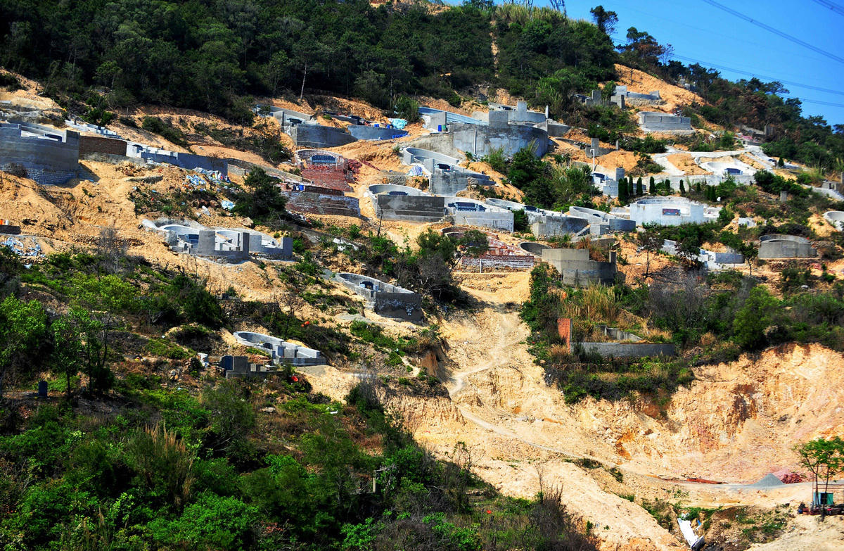 福建“墳山”最大墓地造價(jià)200多萬