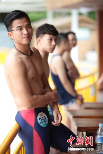 學(xué)生參加?；ㄐ２荽筚?穿比基尼秀身材