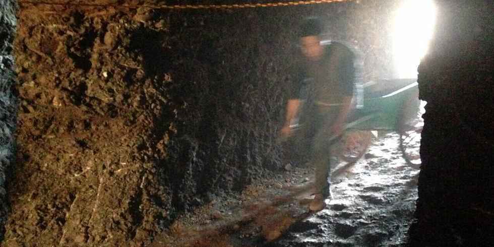 四川村民盜挖南紅瑪瑙遺留的深坑 四川村民盜挖南紅瑪瑙遺留的深坑