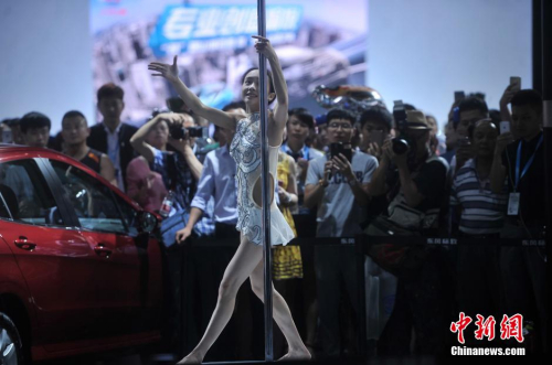 重慶車展 美女模特跳鋼管舞吸引觀眾 重慶車展 美女模特跳鋼管舞吸引觀眾
