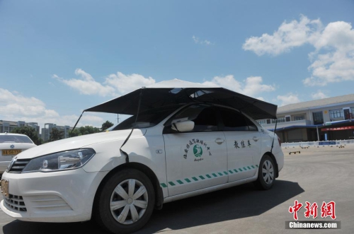 杭州一駕?，F(xiàn)遮陽新招 教練車車頂撐傘