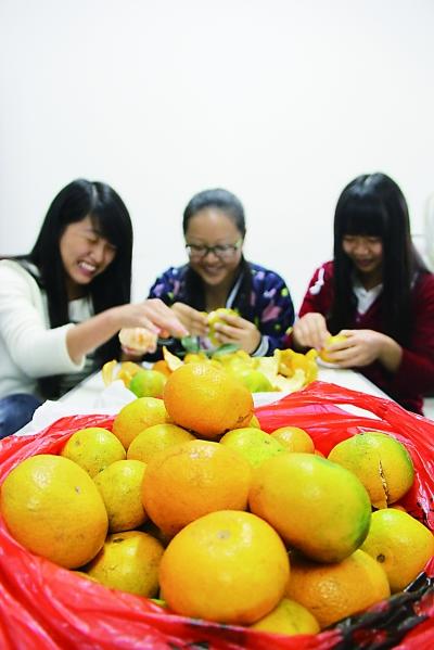同學(xué)們一起“聚餐”吃橘子 同學(xué)們一起“聚餐”吃橘子