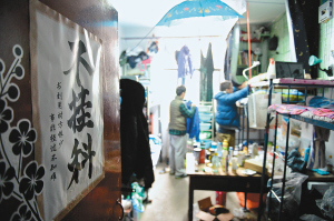 寢室門上的招貼表達(dá)了學(xué)生們的愿望，其實(shí)不逃課、少逃課才是不掛科的保證