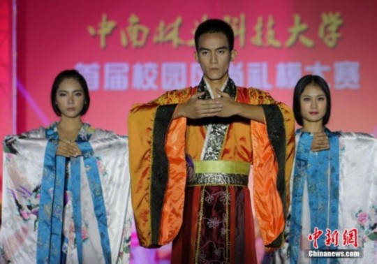 ?；ㄐ２萃_示范中華禮儀 展現(xiàn)漢服風(fēng)采