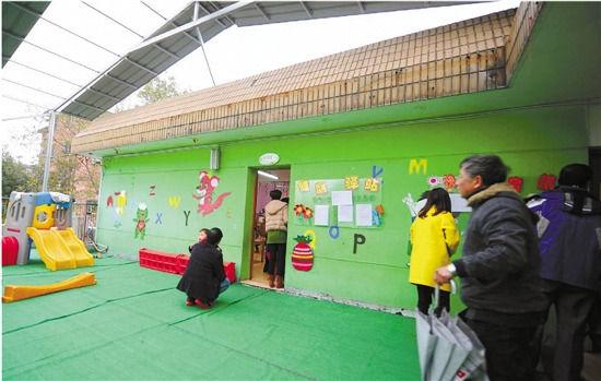 因為怕裝修后的氣味影響孩子的健康，包括小葉在內(nèi)，很多家長找到園方，要求換教室.