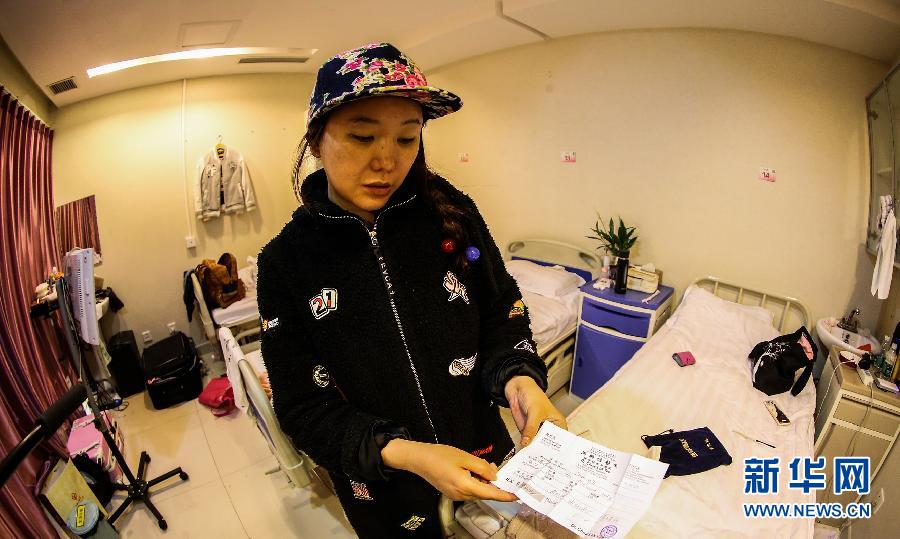 赴韓整形失敗者陳怡麗向記者展示醫(yī)療事故鑒定（4月8日攝）。