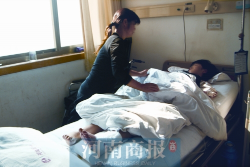 14歲的小美躺在病床上，左腿摔傷的部位還纏著繃帶