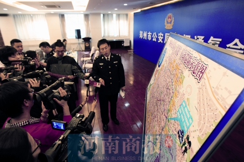 警方負(fù)責(zé)人向媒體介紹戰(zhàn)果，左上圖為警方繳獲的犯罪嫌疑人作案工具 記者 王春勝/圖