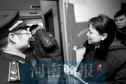 城管巡回法庭法官，到因違反城市管理的受罰當事單位送傳票