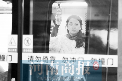首個(gè)上班高峰，地鐵乘客以年輕的上班族為主
