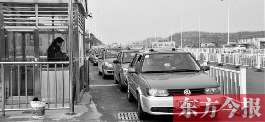 信陽(yáng)西出站口排隊(duì)的出租車(chē) 信陽(yáng)西出站口排隊(duì)的出租車(chē)
