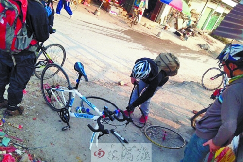 運氣不好，十分鐘被扎了兩次胎，只能自己修車。