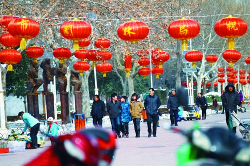 昨天，鄭州市文博廣場(chǎng)上已掛起了燈籠。