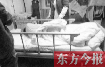 昨日凌晨，鄭州市金水區(qū)總醫(yī)院，鄭州電臺(tái)主持人張明救助的輕生女在接受搶救