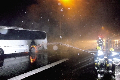 河南中巴車(chē)高速起火 幸遇天降大雨未引燃整輛車(chē)
