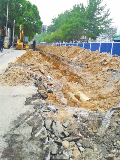 文化路大修改造工程，目前西半幅圍擋已基本鋪設(shè)到位。