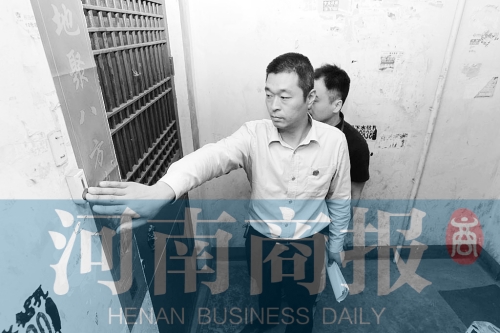 　來到馬某家，法官被拒之門外