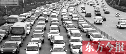 21日，鄭州市中州大道，大量擁堵的汽車將寬寬的道路變成“停車場”
