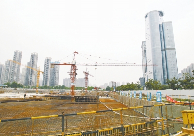 中州大道與金水東路東北角，正在建一座大型停車(chē)場(chǎng)。