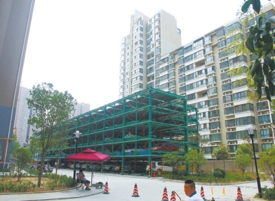 商城路與英協(xié)路交叉口附近的濱河綠苑小區(qū)內(nèi)，剛剛建好一個(gè)立體停車(chē)場(chǎng)。