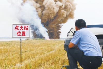 民警點火，引爆爆炸物品。