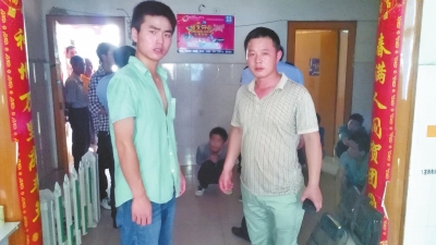 在吳文舉老師的幫助下，王強(qiáng)強(qiáng)（左）從傳銷窩點(diǎn)成功脫險。