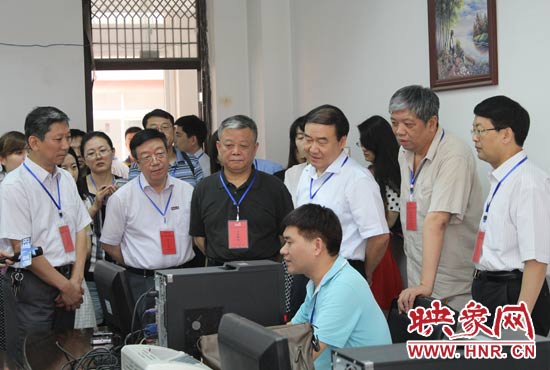 在評卷質(zhì)檢組,工作人員介紹說,今年有四級質(zhì)檢(即小組質(zhì)檢、題組質(zhì)檢、學科質(zhì)檢、省質(zhì)檢),確保嚴把質(zhì)量