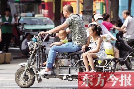 這樣帶著孩子，一個剎車，孩子就有可能摔下車