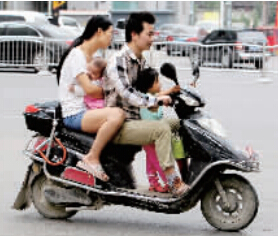 帶著孩子騎電動車，安全一定要放在第一位。