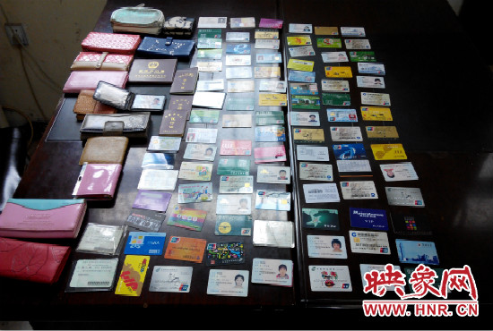 在日常執(zhí)勤當中，巡防隊員經常能撿到很多的身份證和銀行卡。