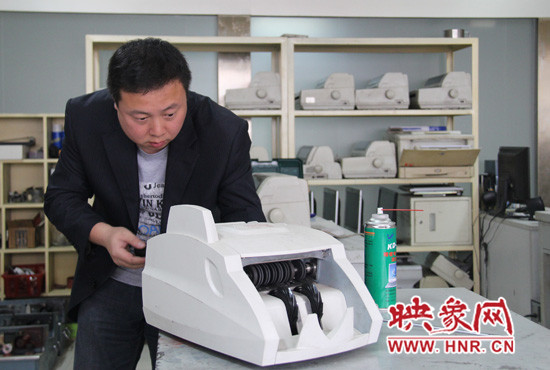 陸涌每天的工作就是和機(jī)器“談心”、發(fā)現(xiàn)故障、修好它們。