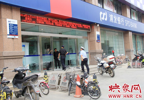 民警趕到現(xiàn)場(chǎng)了解情況。