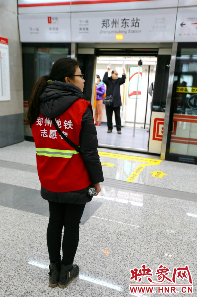 在前期的志愿工作中鄭州地鐵主要與市各大高校合作組建志愿者服務(wù)隊(duì)。