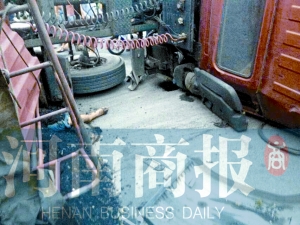 事故現(xiàn)場(chǎng),拉煤貨車(chē)側(cè)翻 事故現(xiàn)場(chǎng),拉煤貨車(chē)側(cè)翻