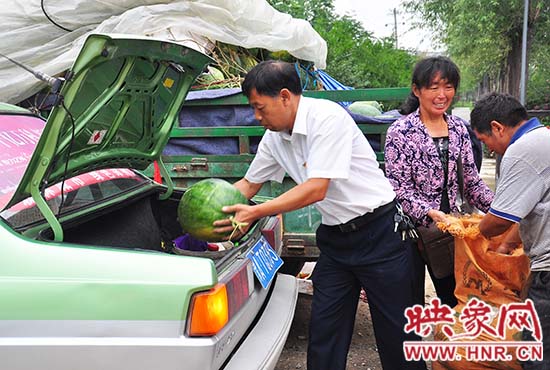 周和房等人將西瓜裝上出租車(chē)
