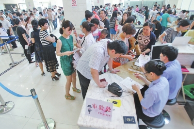 6月30日上午9時20分，鄭州市公安局出入境管理處辦事大廳內(nèi)擠滿前來辦理護(hù)照、簽證的群眾。