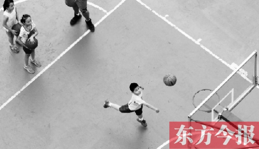7月2日，河南工業(yè)大學(xué)籃球場內(nèi)，幾名孩子正在接受籃球訓(xùn)練