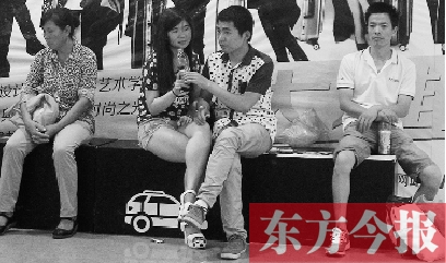 昨天，火車站地一大道納涼點已有許多市民坐在商場的椅子上乘涼