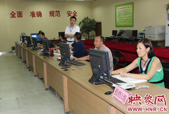 今年我省高招錄取工作正在平穩(wěn)正常開展，圖為投檔組工作人員。