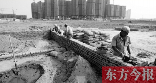 7月8日，鄭州市銀鶯路南端，一處新建的小學(xué)和中學(xué)剛剛開始動(dòng)工